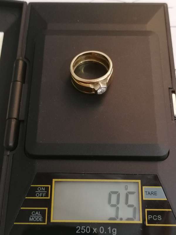 18ct Gold Engagement / Wedding ring CRAZY R1 START