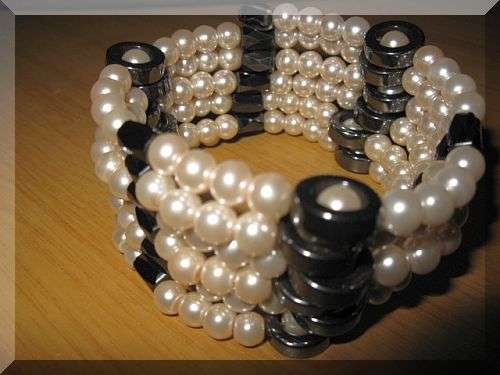 STUNNING WHITE GLASS PEARLS AND MAGNETIC HEMATITE 115 CM WRAP