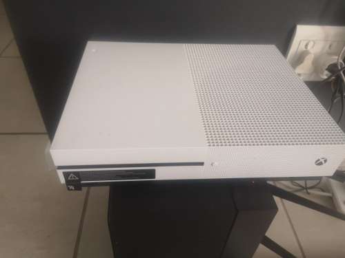 Xbox one S 1T 2 controllers and Fifa 20 game and GTA GAME