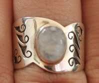 RAINBOW MOONSTONE RING IN 925 STERLING SILVER RE-SIZEABLE 8 - Q