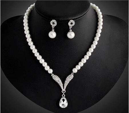 STRIKING BRIDAL JEWELLERY SET - FAUX PEARL AND RHINESTONE SET - EXQUISITE DESIGN