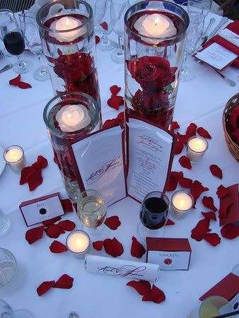 1 000  DEEP  RED SILK  ROSE PETALS - USE FOR PHOTO PROP/TABLE DECOR/ROMANTIC SETTING