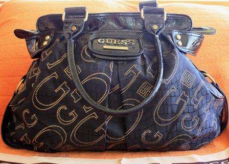LARGE BLACK & GOLD GUESS FAUX LEATHER & MATERIAL HANDBAG WITH GOLD DETAILING