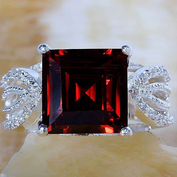 "STOCK CLEARANCE - NEVER TO BE REPEATED!! EMERALD CUT GARNET & WHITE QUARTZ RING