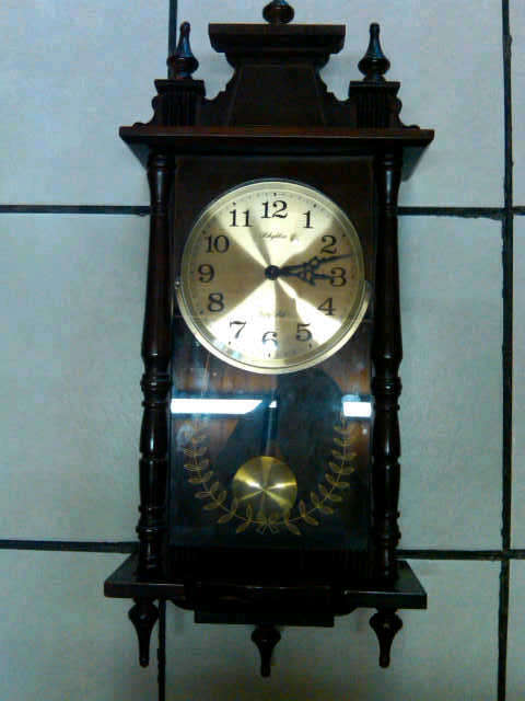 OLD RHYTHM CLOCK LARGE BATTERY OPERATED "READ"