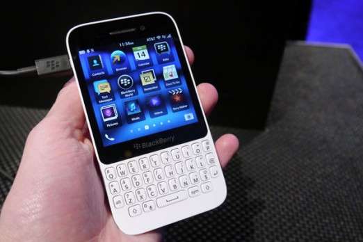 BRAND NEW "LIKE" BLACKBERRY Q5 WHITE+ BOX + ORIGINAL POUCH BLUE "READ"