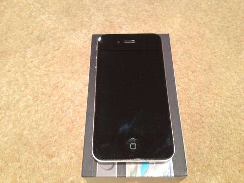 APPLE IPhone 4 32GB ***EXCELLENT CONDITION***