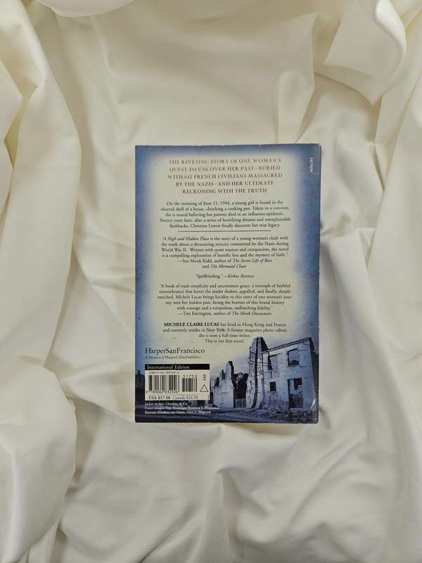 A High And Hidden Place by Michele Claire Lucas - Paperback