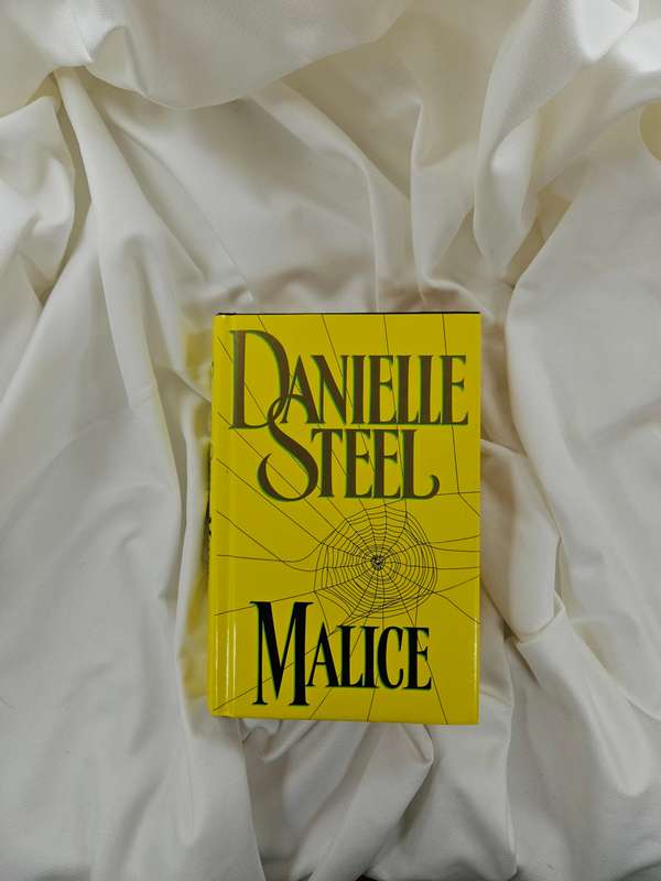 Malice by Danielle Steel - Hardback
