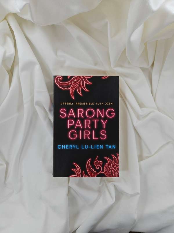 Sarong Party Girls by Cheryl Lu Lien Tan - Paperback