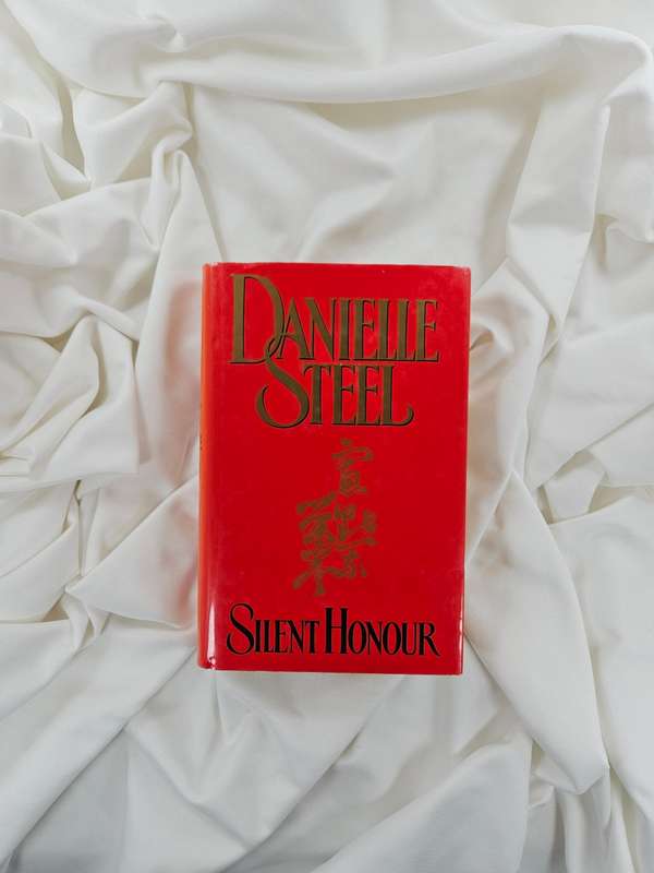 Silent Honour by Danielle Steel - Hardback