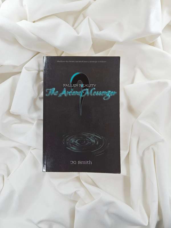 Fallen Reality: The Arcane Messenger by JG Smith - Paperback
