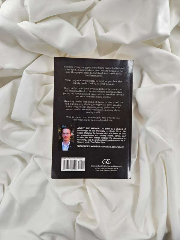 Fallen Reality: The Arcane Messenger by JG Smith - Paperback