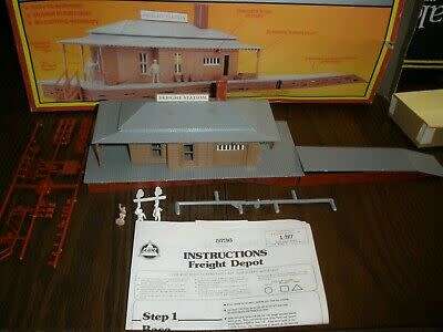 Freight Station with Loading Platform - H0 Scale (AHM15703)(TAS017254)(AHM Minikits)