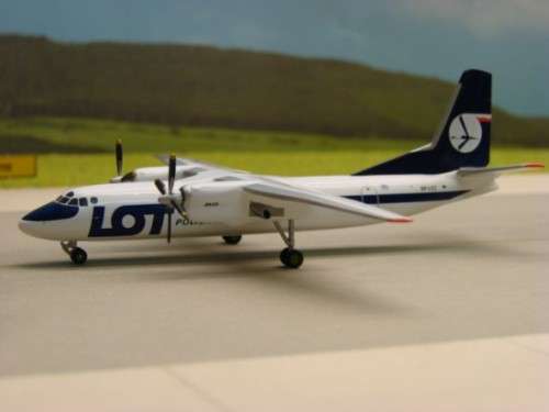 Antonov An-24B LOT Polish Airlines - 1/200 Scale (HW556699)(Herpa)