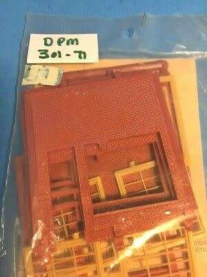Street Level Steel Sash Door with Window-H0 Scale (DPM301-71)TAS015573)(Design Presentation Models)
