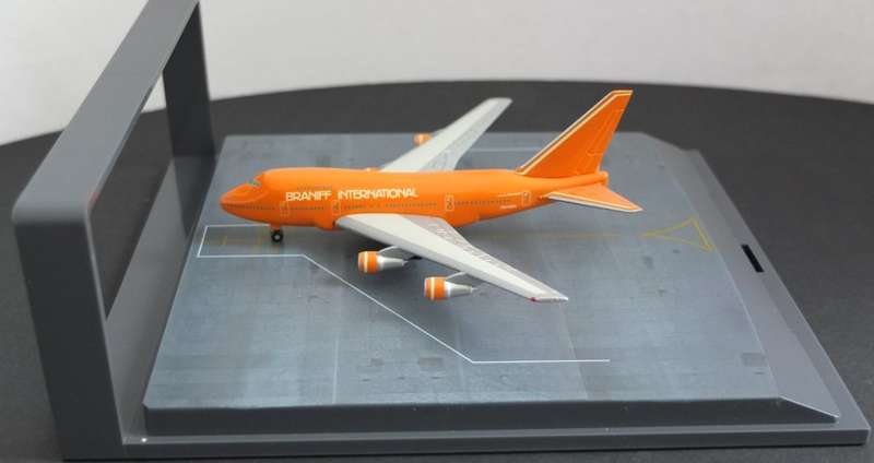 Boeing 747SP Braniff International (with display box) (HW511605)(Herpa Wings)