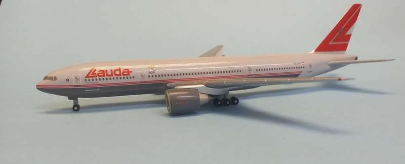 Boeing 777-200 Lauda Air - 1/400 Scale (HW560290)(Herpa Wings)