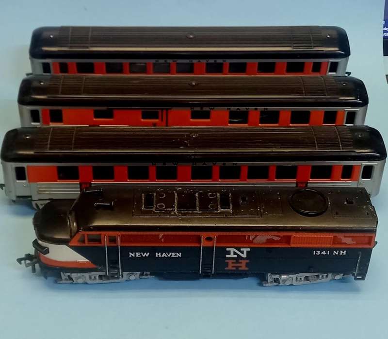 New Haven Diesellok 1341 & 3 Coaches - H0 Scale (FM1341)(Fleischmann)