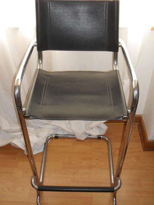 2 X LEATHER AND CHROME BAR STOOLS