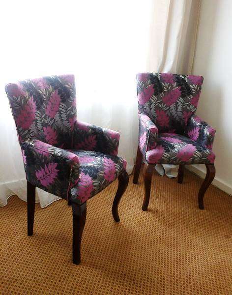2 X STATEMENT CHAIRS