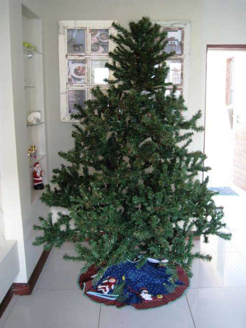 HIGH QUALITY CHRISTMAS TREE 2.1m HEIGHT - IMPORTED FROM GERMANY - FOLDS UP NEATLY FOR STORAGE