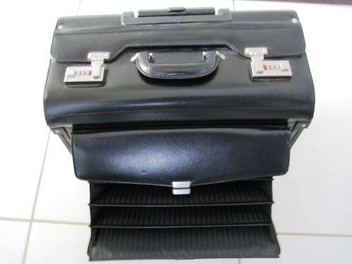 LARGESS Rolling 17" Laptop Briefcase on Wheels Attache Lawyers Case Legal Size - like new!
