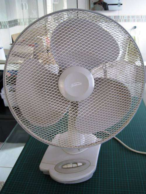 SUNBEAM OSCILATING DESK FAN