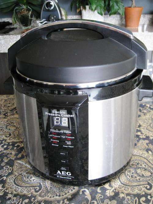 AEG PRESSURE COOKER 6L (Like new)