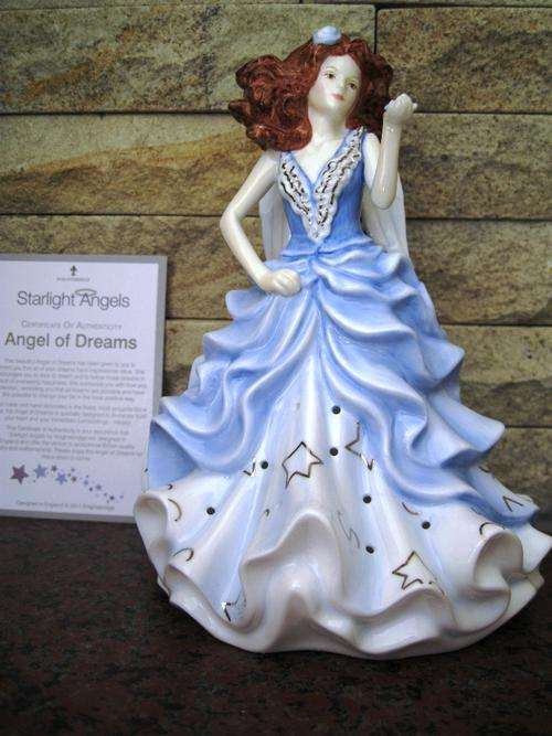 NEW Knightsbridge Starlight Angels: Angel of Dreams. Light-up Figurine. Boxed.