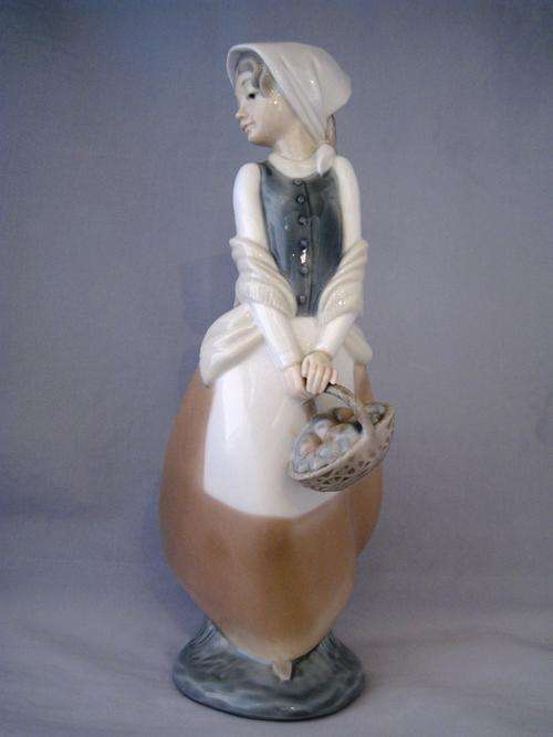 Nao Lladro Porcelain Figurine: Harvesting Girl