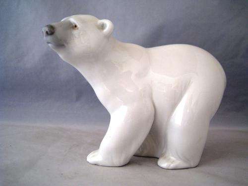 LLADRO "ATTENTIVE POLAR BEAR" PORCELAIN FIGURINE