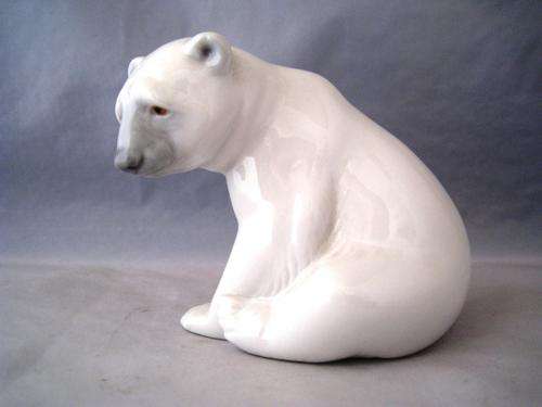 LLADRO PORCELAIN: RESTING POLAR BEAR FIGURE