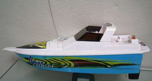 RADIO CONTROL BATTERY OPERATED BOAT: 33cm LONG