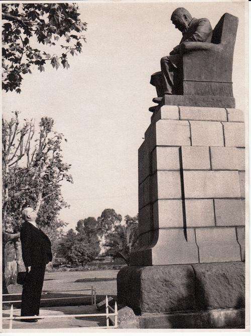HISTORICAL PHOTO: PRIME MINISTER DF MALAN LOOKING UP TO PAUL KRUGER