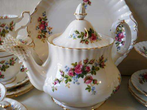 ROYAL ALBERT '' Moss Rose'' 22pc Tea Set