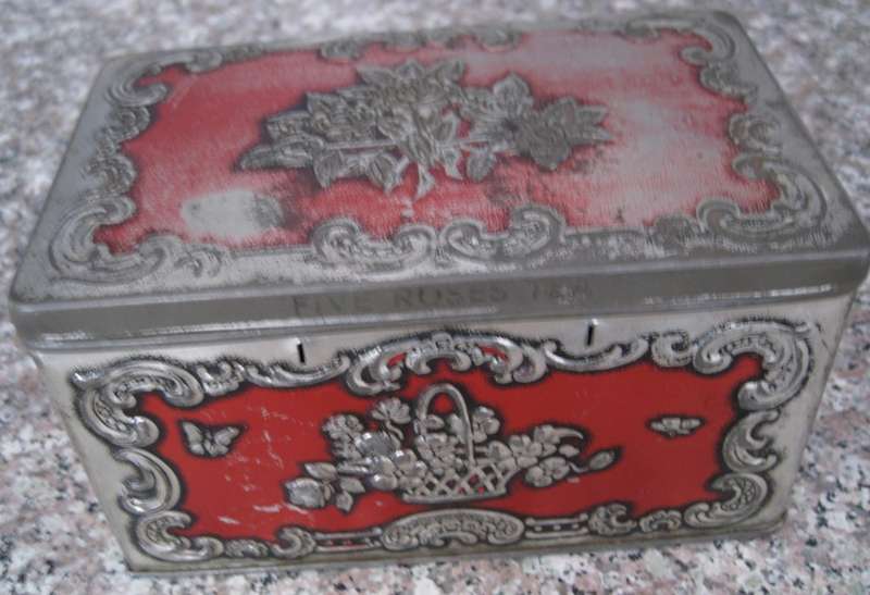 VINTAGE Red Roses Tea Tin