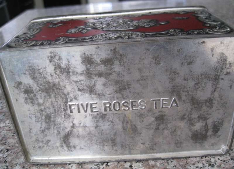 VINTAGE Red Roses Tea Tin