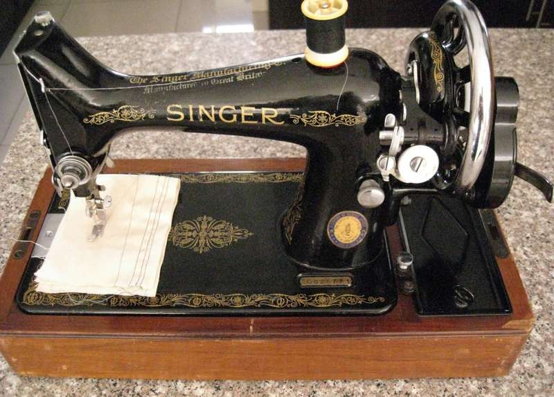 ANTIQUE SINGER SEWING MACHINE SERIAL NO: EG 025771 SOLD AT 1951 CENTENARY - HAND OPERATED