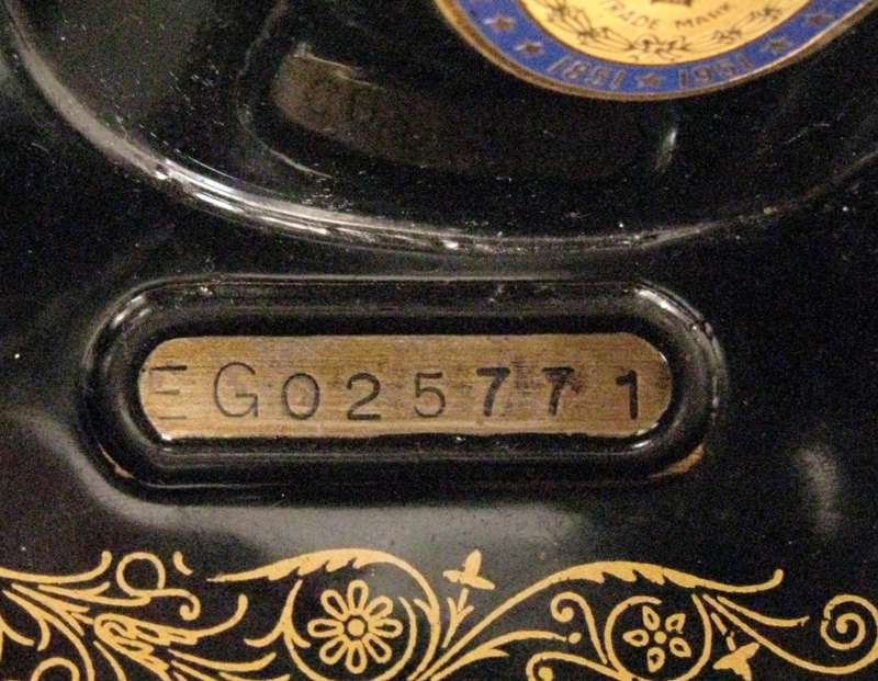 ANTIQUE SINGER SEWING MACHINE SERIAL NO: EG 025771 SOLD AT 1951 CENTENARY - HAND OPERATED