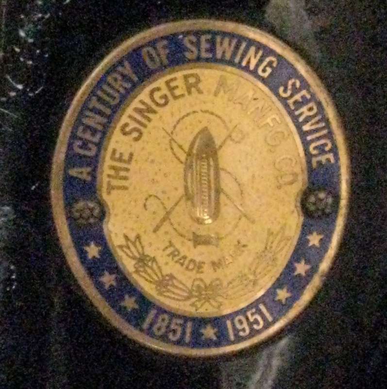 ANTIQUE SINGER SEWING MACHINE SERIAL NO: EG 025771 SOLD AT 1951 CENTENARY - HAND OPERATED