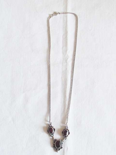 LOVELY STERLING SILVER CHAIN SET WITH GARNETS