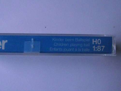 PREISER HO 1:87  CHILDREN PLAYING BALL