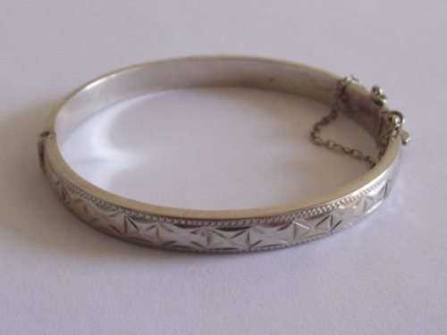LOVELY VINTAGE PATTERNED STERLING SILVER CLIP BANGLE WITH SAFETY CHAIN, MAKERS MARK "H & S"