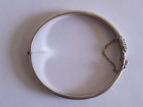 LOVELY VINTAGE PATTERNED STERLING SILVER CLIP BANGLE WITH SAFETY CHAIN, MAKERS MARK "H & S"
