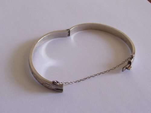 LOVELY VINTAGE PATTERNED STERLING SILVER CLIP BANGLE WITH SAFETY CHAIN, MAKERS MARK "H & S"
