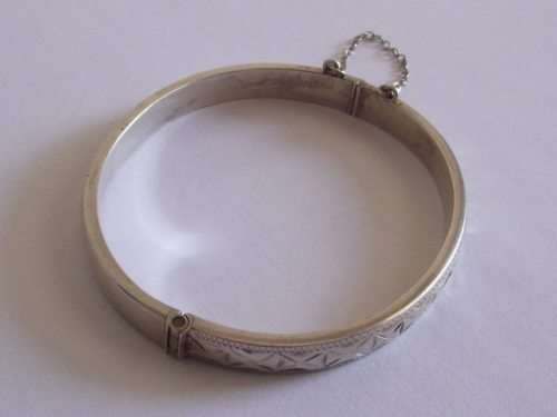 LOVELY VINTAGE PATTERNED STERLING SILVER CLIP BANGLE WITH SAFETY CHAIN, MAKERS MARK "H & S"