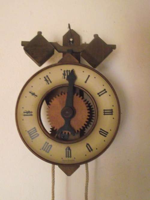 AN INCREDIBLE VINTAGE SWISS MADE "BAUMANN A.G. BUCO 1301" WOODEN GEAR WEIGHT DRIVEN WALL CLOCK