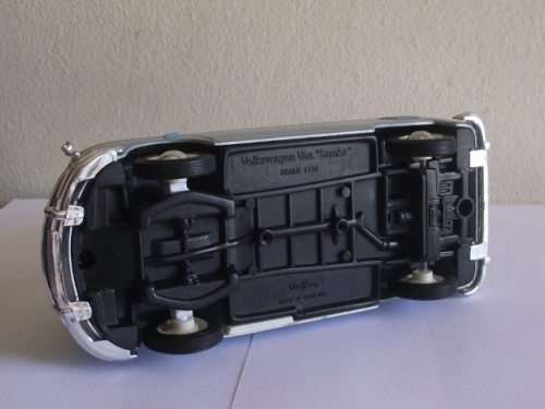 MAISTO DIECAST VOLKSWAGEN VAN "SAMBA" (1/25)