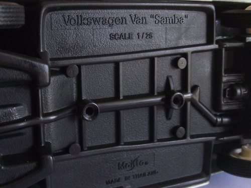 MAISTO DIECAST VOLKSWAGEN VAN "SAMBA" (1/25)